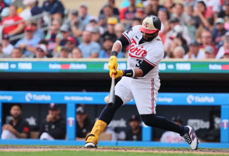 El dominicano Carlos Santana disparó su decimoquinto jonrón de la temporada