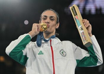 El pueblo de la boxeadora argelina Khelif celebra su oro olímpico