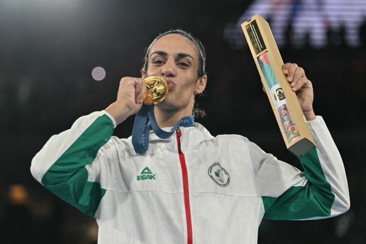 La boxeadora argelina Imane Khelif celebra  su oro.