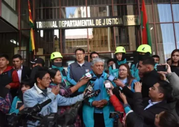 El alcalde Iván Arias en conferencia de prensa, luego de la audiencia.
