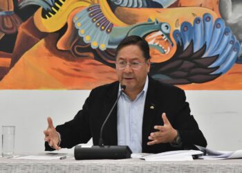 El presidente Luis Arce en una reunión con autoridades.