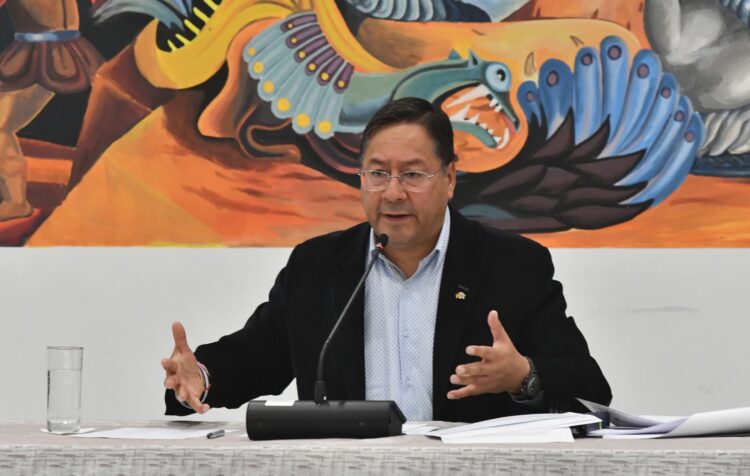 El presidente Luis Arce en una reunión con autoridades.