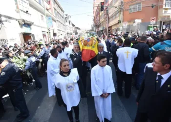 Decenas de personas acompañan el cortejo fúnebre del sacerdote Eduardo Pérez Iribarne.