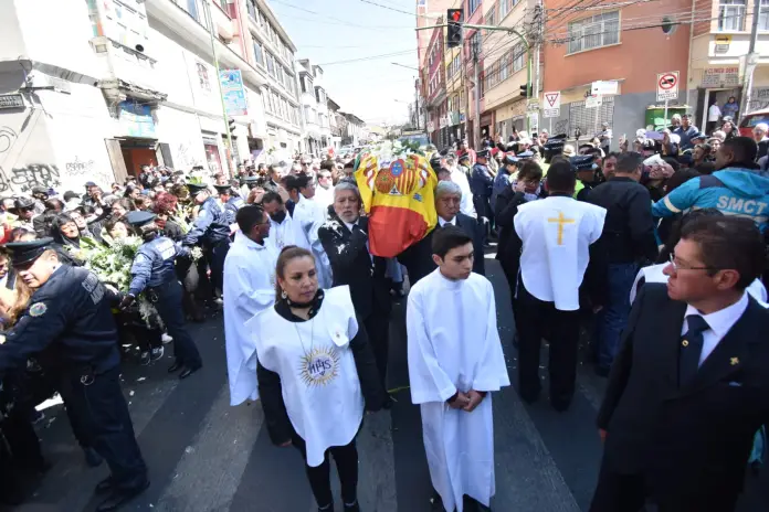 Decenas de personas acompañan el cortejo fúnebre del sacerdote Eduardo Pérez Iribarne.