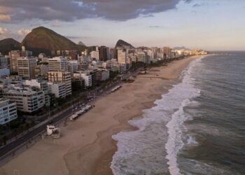 Rescate masivo en la playa de Copacabana de Rio debido a fuertes vientos