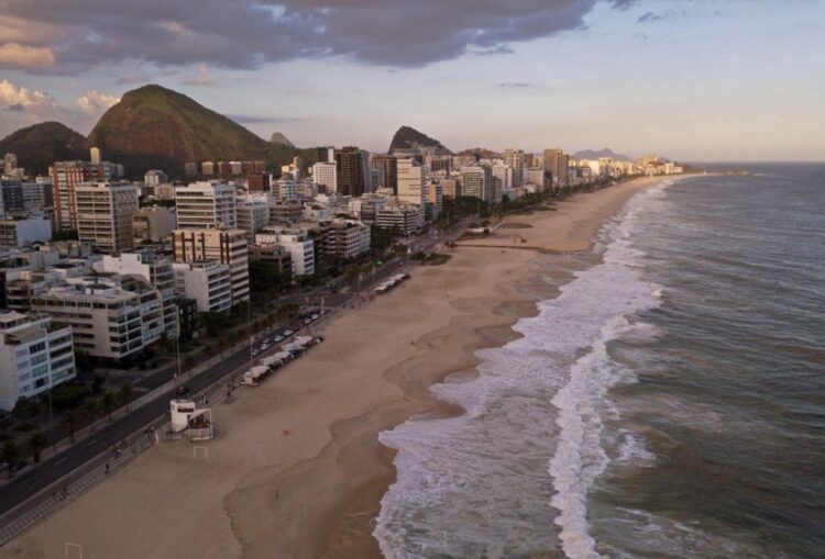 Rescate masivo en la playa de Copacabana de Rio debido a fuertes vientos