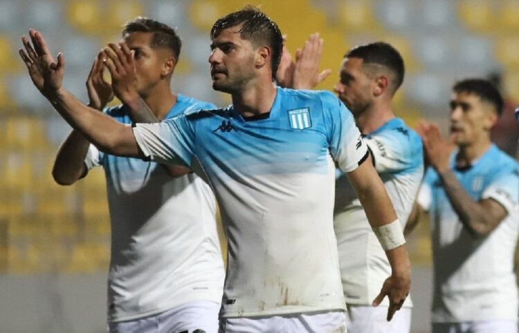 Los jugadores de Racing festejan uno de los goles ante Huachipato en Chile