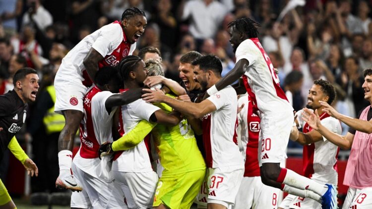 Los jugadores del Ajax celebran y abrazan a su arquero tras una larguísima tanda de penales