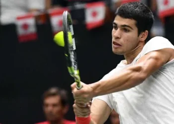 Alcaraz pasa a segunda ronda y se alista para el dobles con Nadal en París