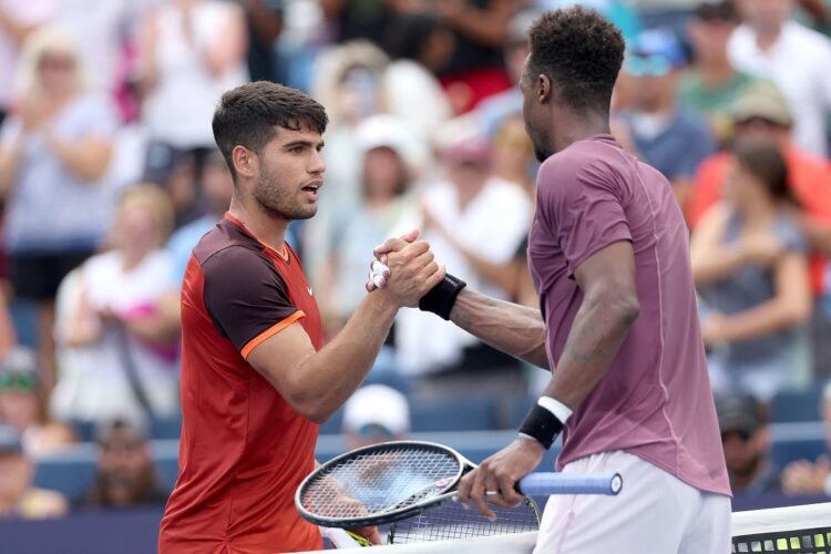 El saludo del español Carlos Alcaraz y el francés Gael Monfils