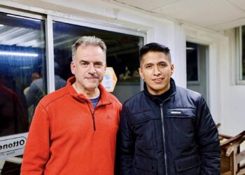 Andrónico se reúne con candidato presidencial del Frente Amplio de Uruguay