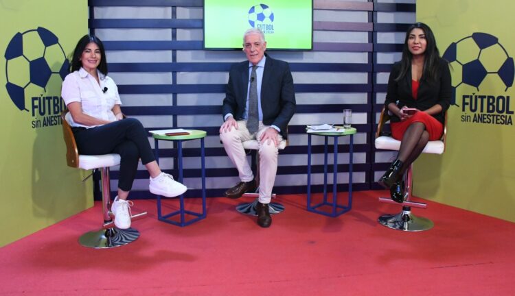 Las periodistas periodista Zdenscka Bacarreza y la periodista Priscila Pérez junto a Jorge Barraza, conductor de 'Fútbol sin Anestesia'.