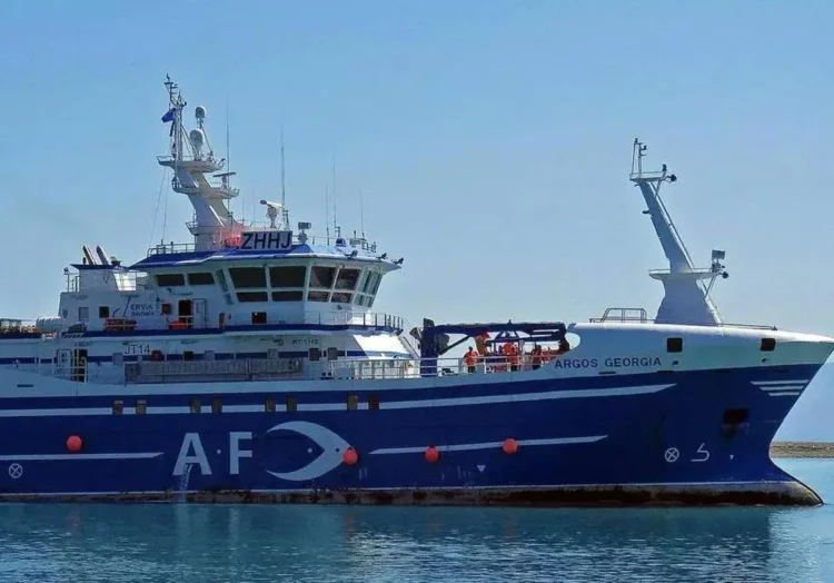 Operaciones de rescate buscan a tripulantes de un pesquero que naufragó en la zona de Malvinas