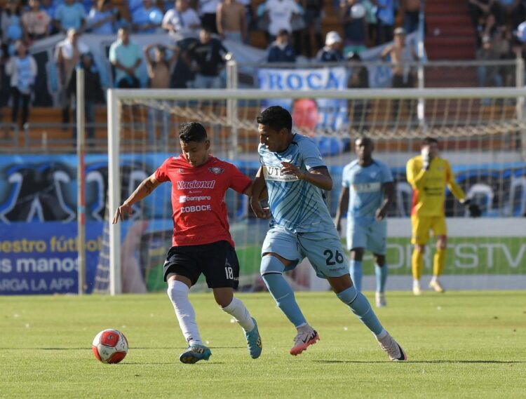 Rodríguez cuida la pelota ante la marca de Torrico