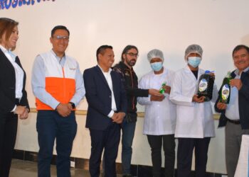Adolescentes infractores del Centro Cometa elaboran lavavajillas para su venta.