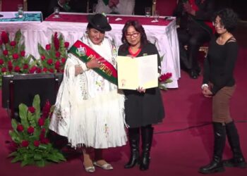 Clarubel Arandia, hija del artista y antropólogo, recibió la condecoración póstuma en la sesión del Concejo, por los 215 años de la gesta libertaria de 1809.