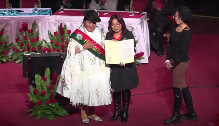 Clarubel Arandia, hija del artista y antropólogo, recibió la condecoración póstuma en la sesión del Concejo, por los 215 años de la gesta libertaria de 1809.