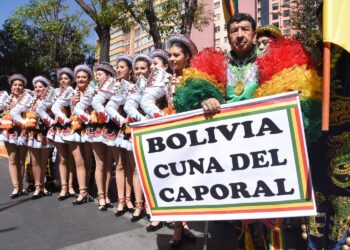 Decenas de bailarines se manifestaron con su danza en contra del plagio.