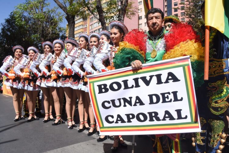 Decenas de bailarines se manifestaron con su danza en contra del plagio.