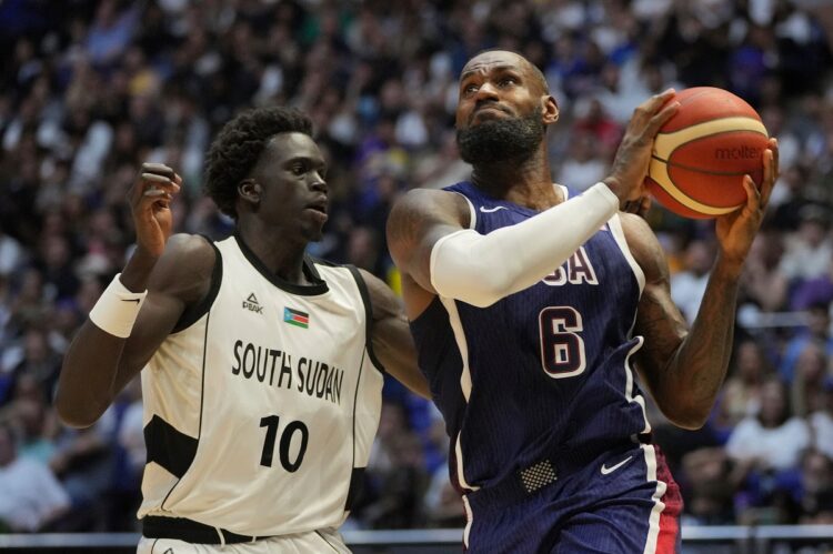LeBron James busca atacar el canasto ante la defensa del sudanés J.T. Thor durante un amistoso