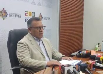 El viceministro de Vigilancia Epidemiológica, Max Enríquez, en conferencia de prensa.