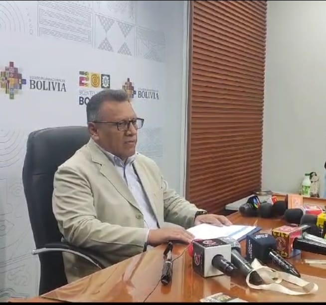 El viceministro de Vigilancia Epidemiológica, Max Enríquez, en conferencia de prensa.