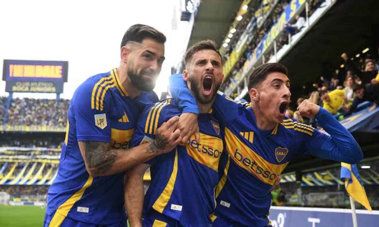 Los jugadores de Boca festejan el gol de la victoria ante San Lorenzo