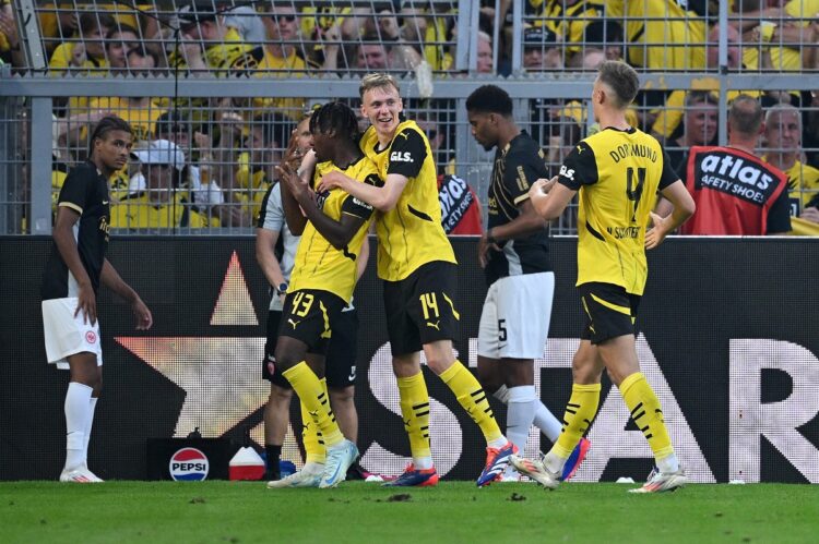Los jugadores del Dortmund festejan uno de los goles de su victoria