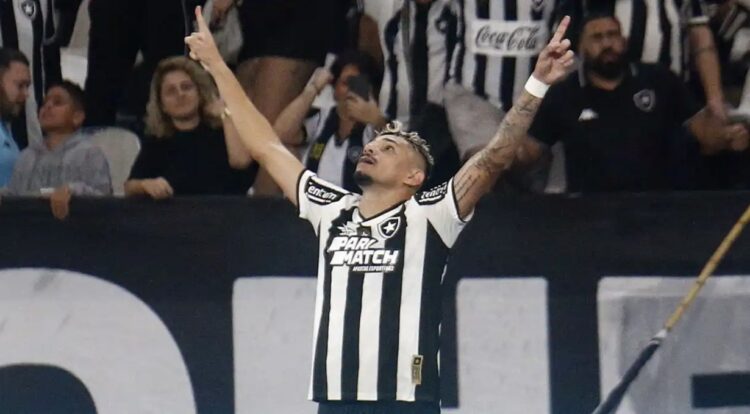 Tiquinho Soares del Botafogo festeja su gol de la victoria ante Palmeiras