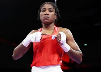 La boxeadora Ngamba ofrece una histórica medalla a los refugiados en París 2024
