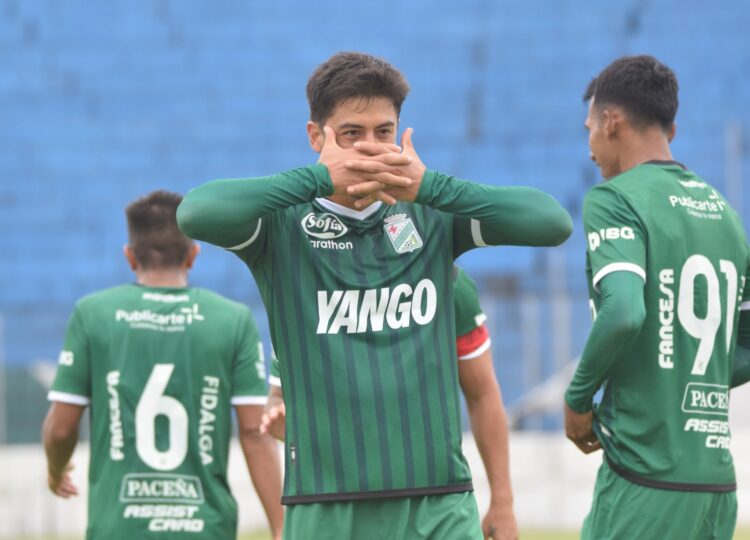 Barreto celebra el primer gol de Oriente Petrolero