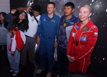 Astronautas rusos llegaron a Bolivia para realizar labor social con niños que padecen cáncer.