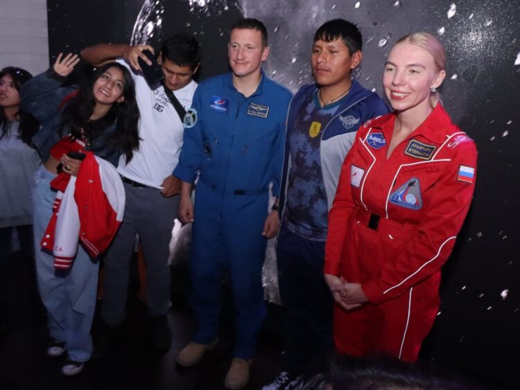 Astronautas rusos llegaron a Bolivia para realizar labor social con niños que padecen cáncer.