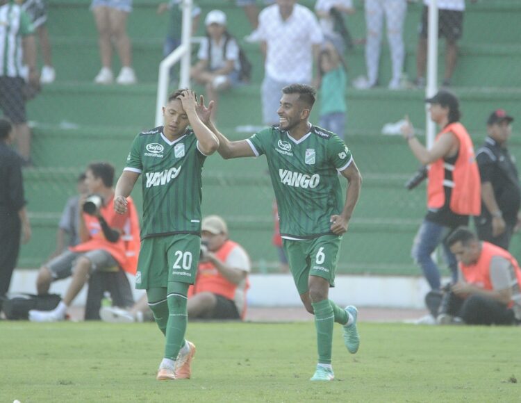 Añez (der.) celebra su gol