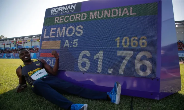 El colombiano José Lemos celebra su primer lugar con récord mundial