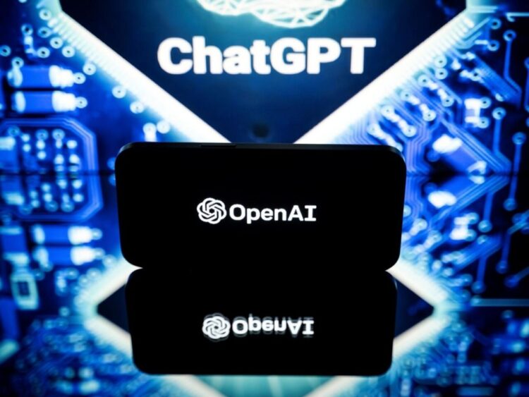 Fotografía tomada el 23 de enero de 2023 en Toulouse, Francia, muestra pantallas con los logotipos de OpenAI y ChatGPT. Foto: AFP.