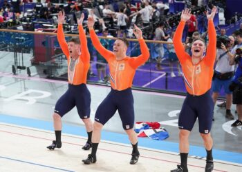 Neerlandeses ganan el oro en velocidad por equipos masculina con nuevo récord del mundo