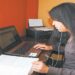 Una joven cumple sus actividades en la modalidad de teletrabajo desde su domicilio.