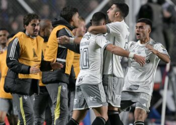 Colo Colo sufre pero gana la ida de octavos de Libertadores frente a Junior