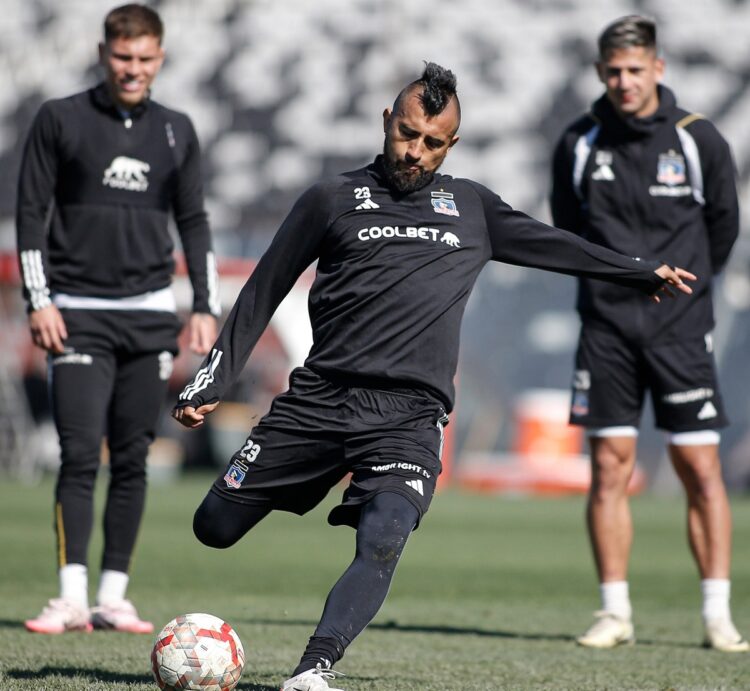 Entrenamiento de Colo Colo, Arturo Vidal se prepara para un remate.