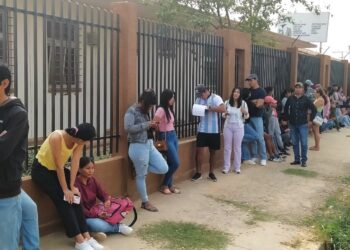 Las extensas filas para empadronarse se registran en varias regiones del país.