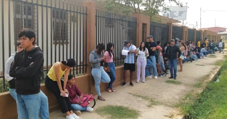 Las extensas filas para empadronarse se registran en varias regiones del país.