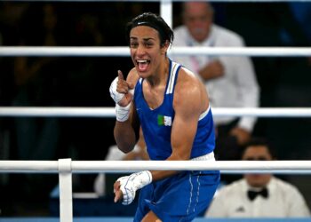 Boxeadora Khelif, inmersa en polémica de género, pasa a final olímpica de 66 kg