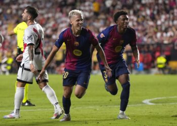 Olmo se estrena para rescatar al Barça en Vallecas