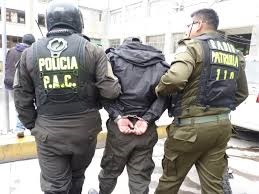 Cuatro policías son acusados por el robo de mercurio líquido.