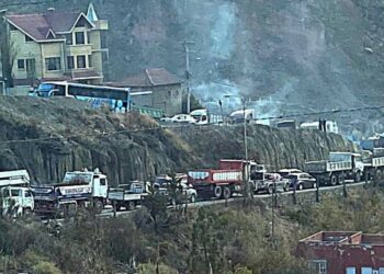 Las filas de vehículos por diésel persisten en surtidores de La Paz y El Alto