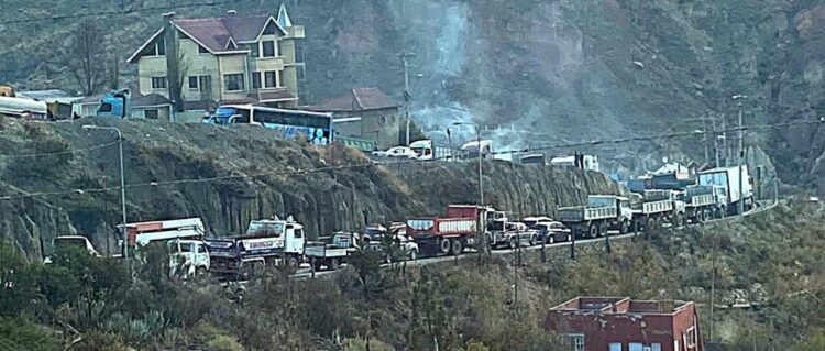 Las filas de vehículos por diésel persisten en surtidores de La Paz y El Alto