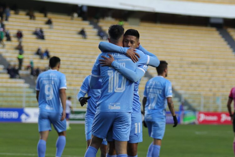 Sávio y Vaca se abrazan en uno de los goles
