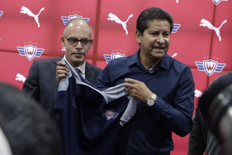 Eduardo Villegas (der.), entrenador de Wilstermann