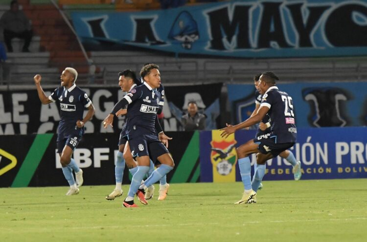 Los jugadores de San Antonio celebran el tercer tanto